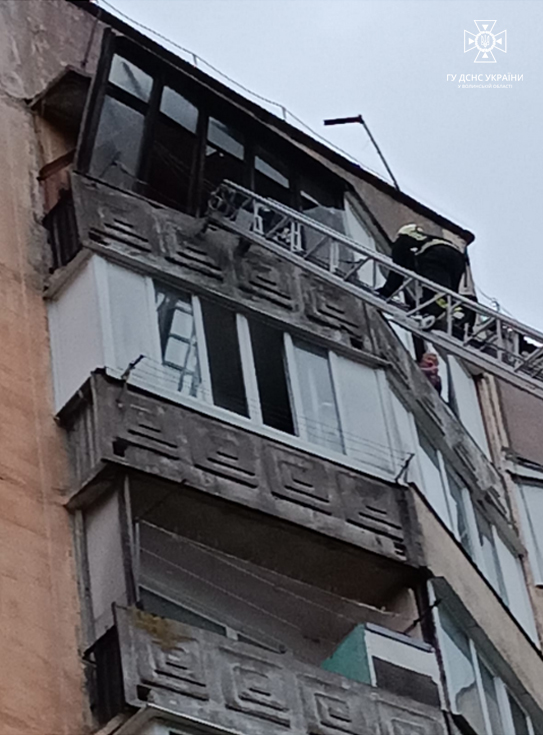 У Луцьку рятувальники демонтували пошкоджену вітром раму у дев’ятиповерхівці