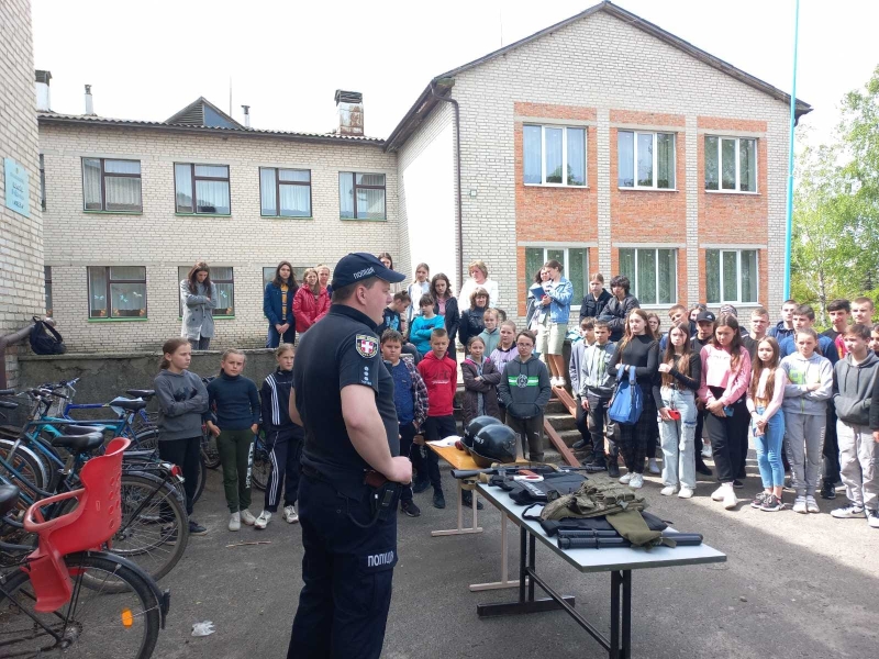 У Ківерцівській громаді представники поліції та місцевої влади говорили зі школярами про булінг