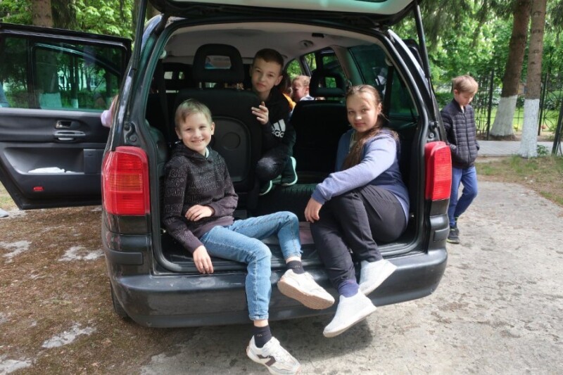 Добра справа: діти з Луцька передали бійцям 14-ї ОМБР автомобіль