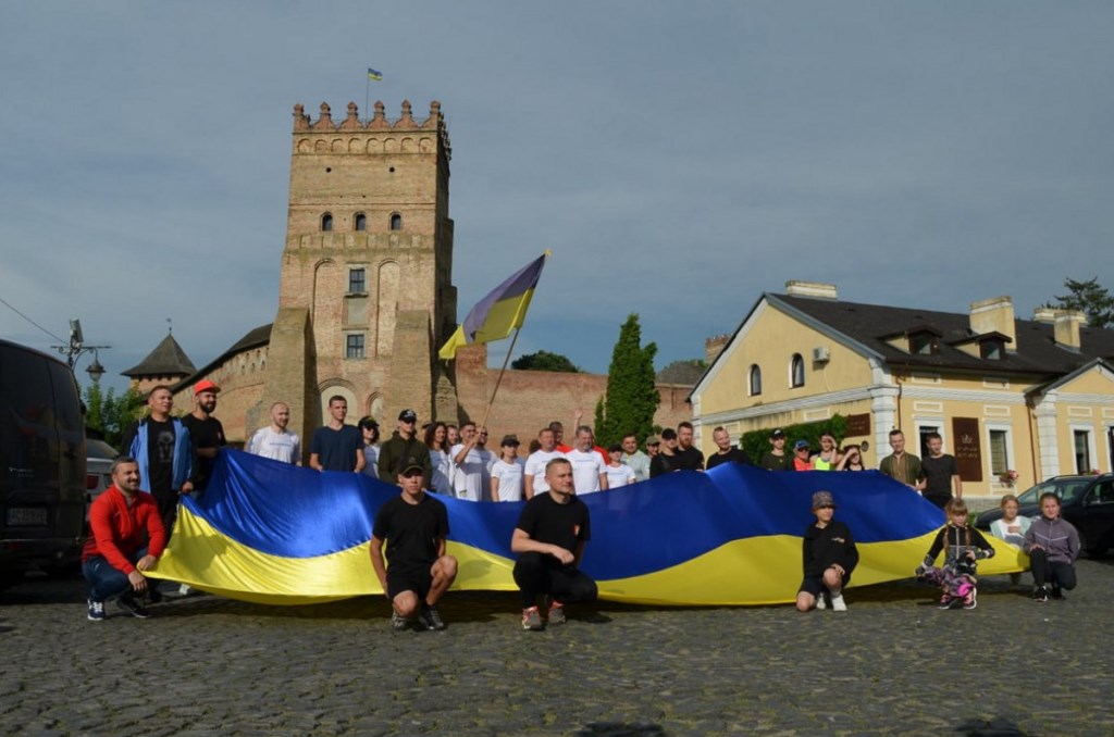 На Замковій площі у Луцьку зустріли учасників марафону «Піднімаю прапор за Україну в НАТО»