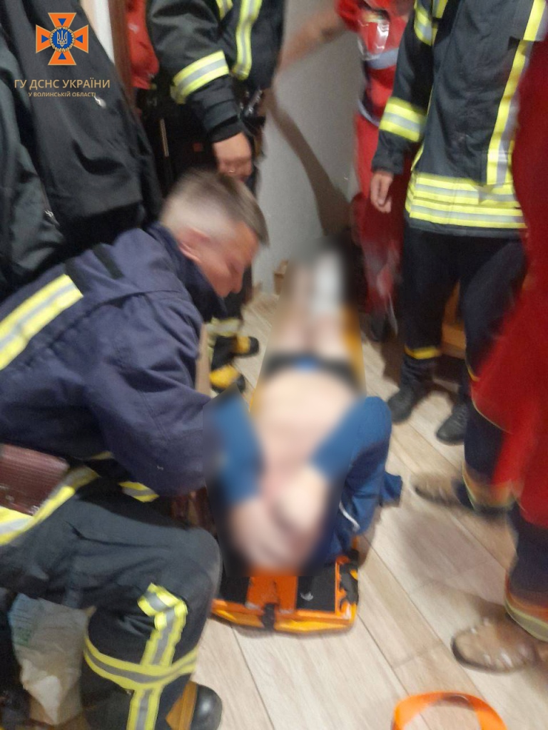 На Волині рятувальники допомогли чоловіку, який впав у підвал