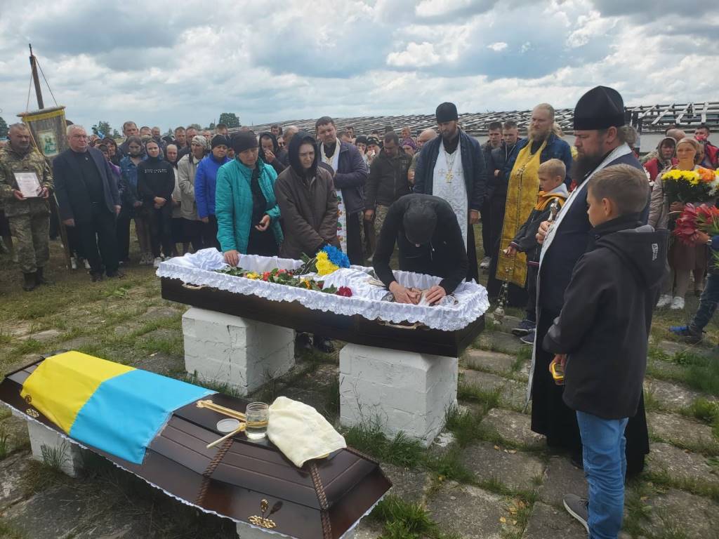 У селі Маневицької громади попрощалися із померлим внаслідок поранень Захисником