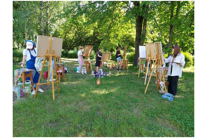 Учні Луцької художньої школи продовжують навчання, малюючи на природі