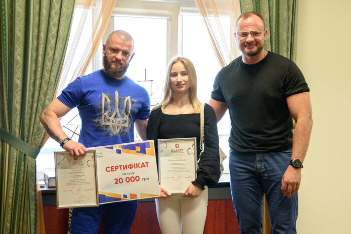 Поліщук вручив Подяки та сертифікат на 20 тисяч гривень чемпіонці світу з жиму лежачи та її тренеру