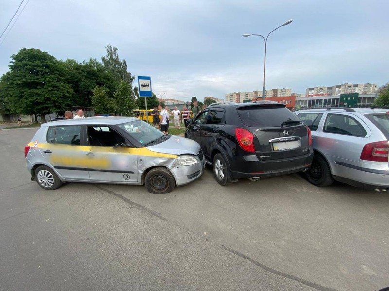 Поліцейські затримали зловмисника, який викрав автомобіль та скоїв ДТП у Луцьку