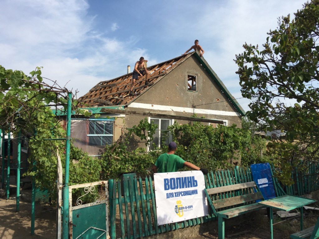 Волиняни розпочали відновлення села на Херсонщині