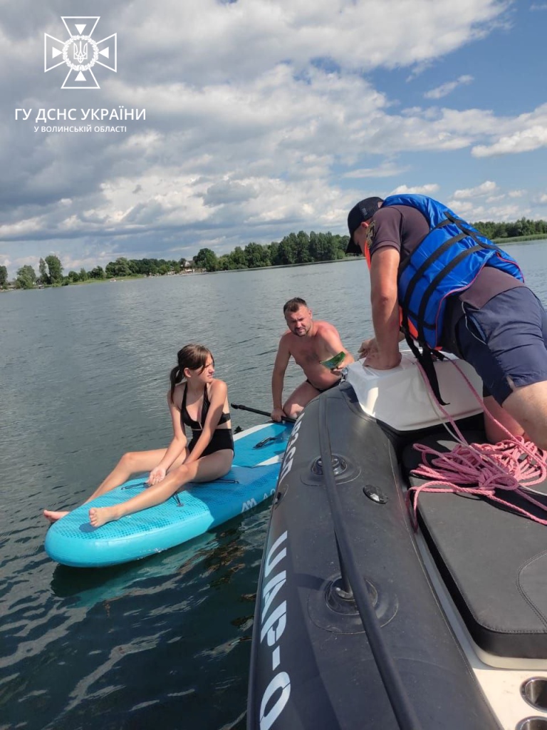 Волинські рятувальники продовжують навчати громадян правилам безпеки на озері Світязь