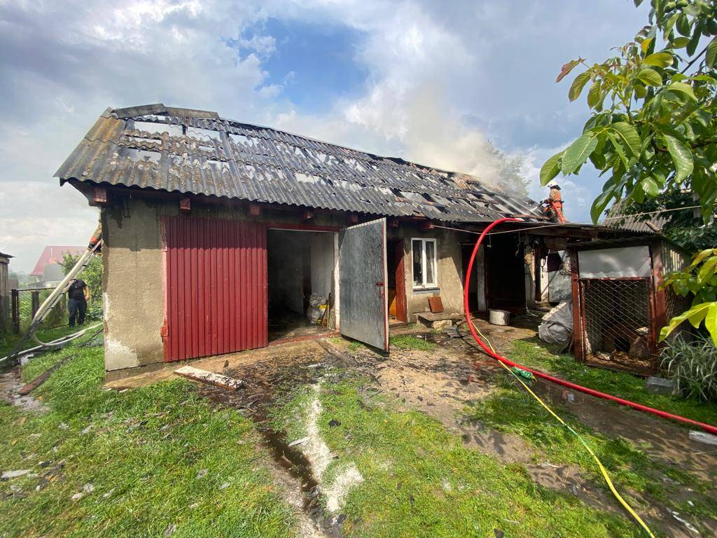 Минулої доби рятувальники ліквідували дві пожежі в господарських будівлях на Волині