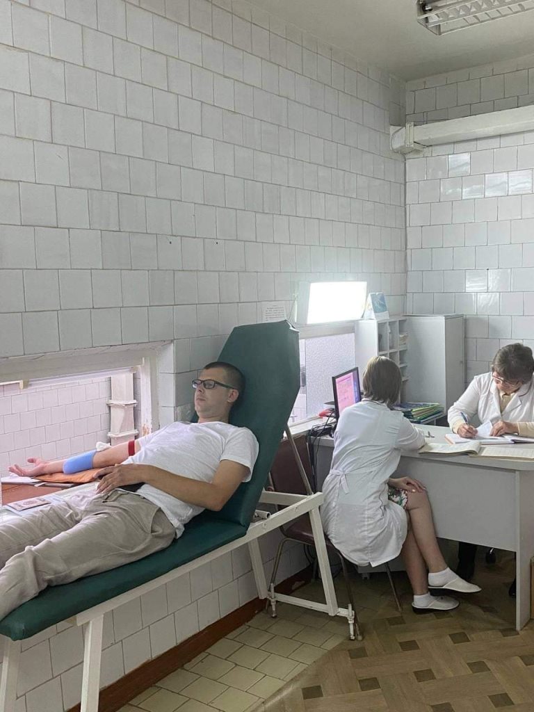 У професійне свято володимирські медики здали кров для українських військових