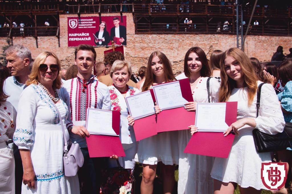 Вручення дипломів та річниця: Лесин виш відзначив подвійне свято у Луцькому замку