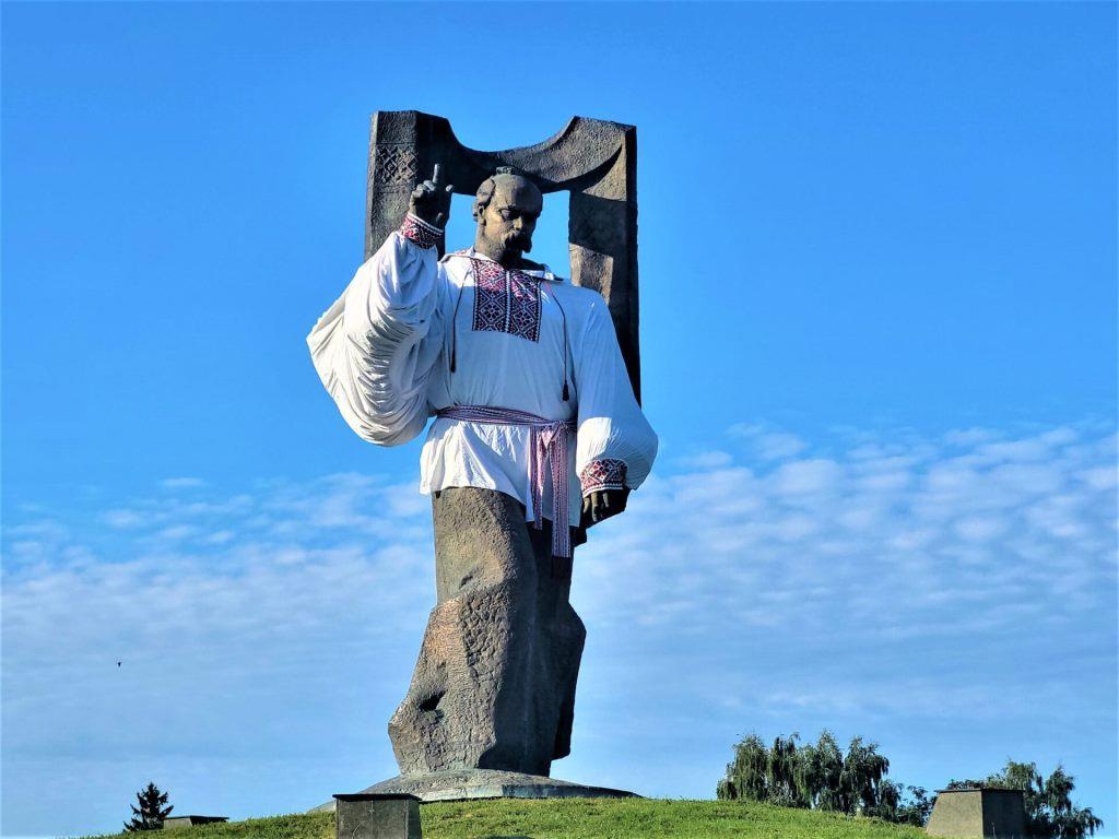 У Ковелі пам’ятник Тарасу Шевченку одягли у вишиванку