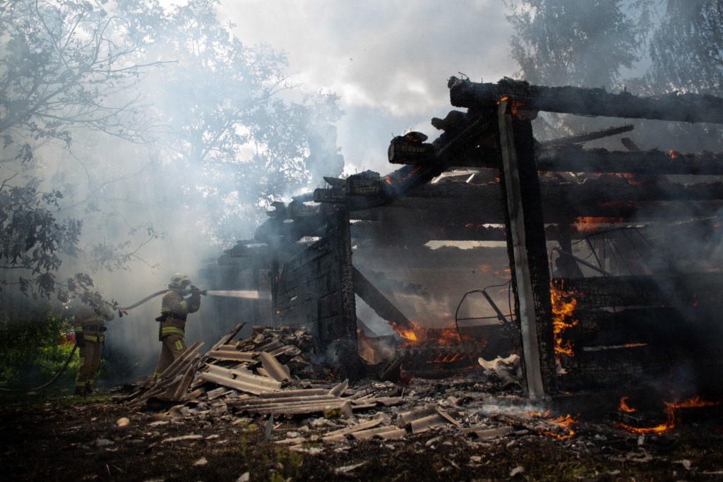 На Волині рятувальники ліквідували пожежу в дерев’яній літній кухні