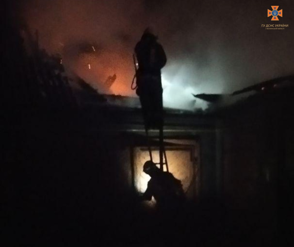 У Луцькому районі через влучання блискавки горіла господарська будівля