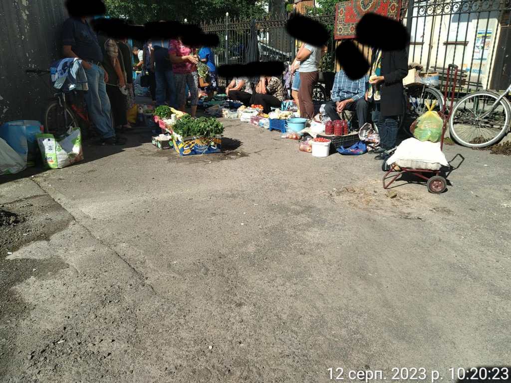 Люди торгують на асфальті: у Володимирі муніципали заявили про бездіяльність адміністрації ринку