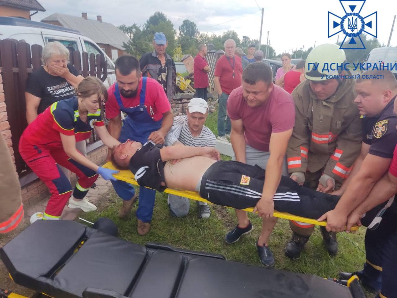 На Волині рятувальники допомогли дістати потерпілого з пошкодженого авто