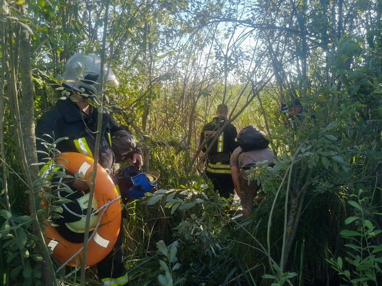На Волині працівники ДСНС врятували чоловіка, який заблукав і застряг на болоті