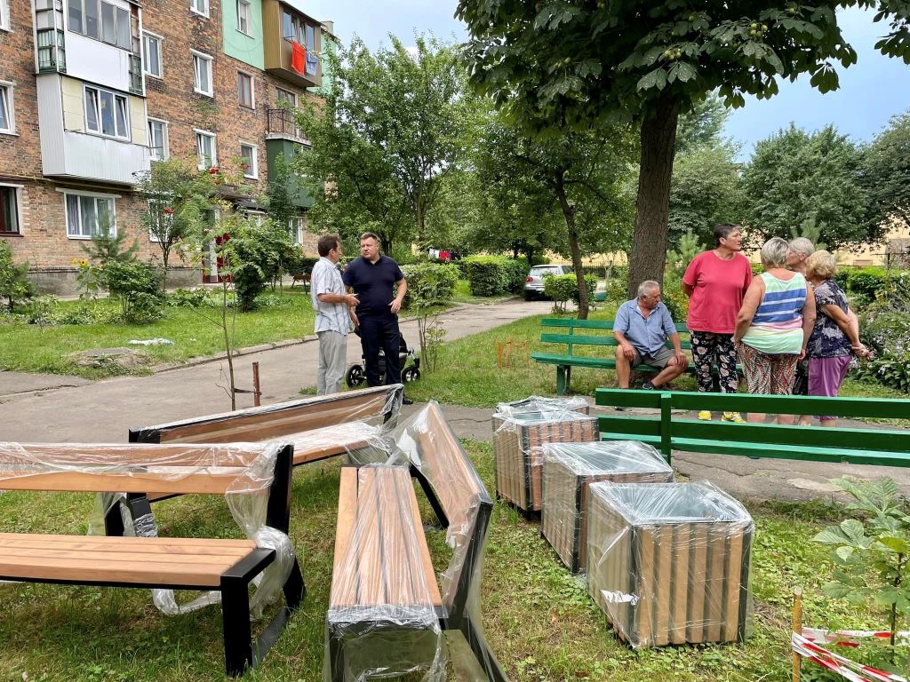 У Нововолинській громаді продовжують оновлювати лавки та смітники