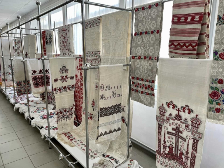 У Нововолинську колекціонерка Марія Доліновська представила виставку старовинних вишитих та тканих рушників