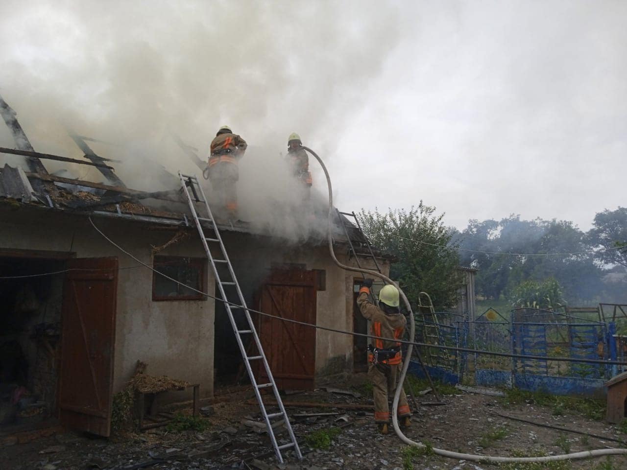 У селі Луцького району горіла господарська споруда