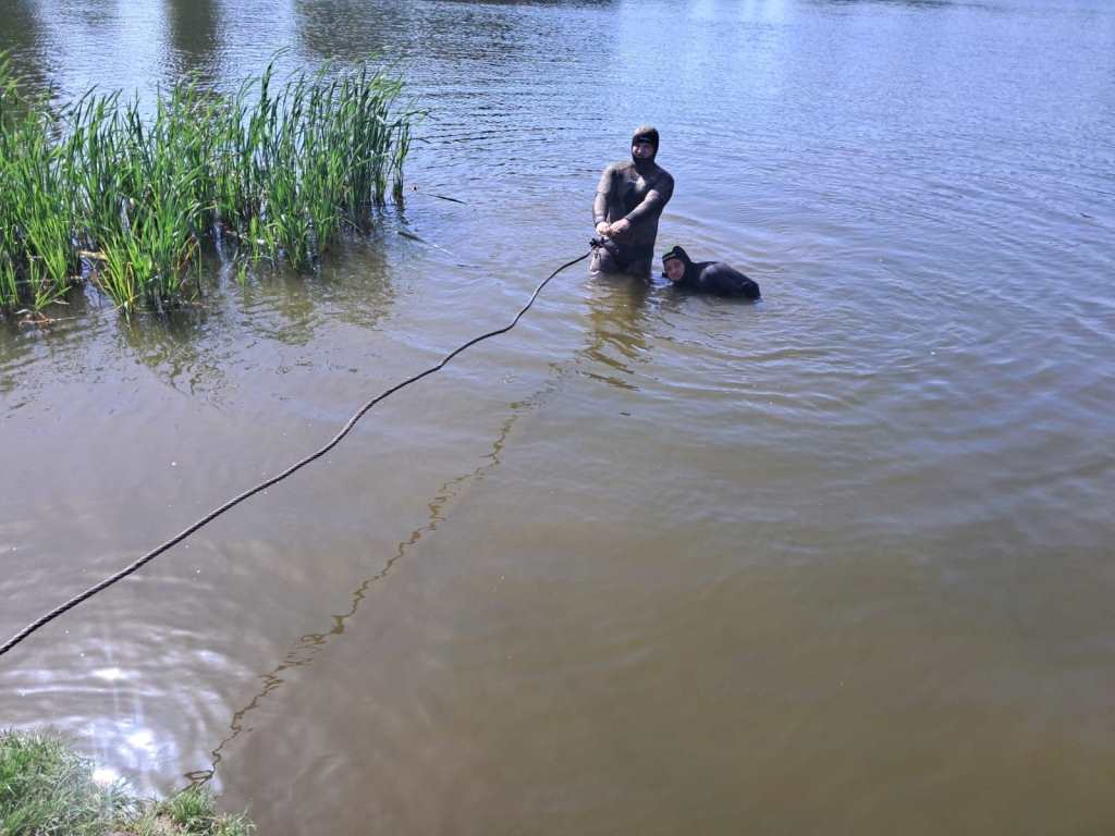 У Луцьку рятувальники підняли з водойми небезпечний предмет