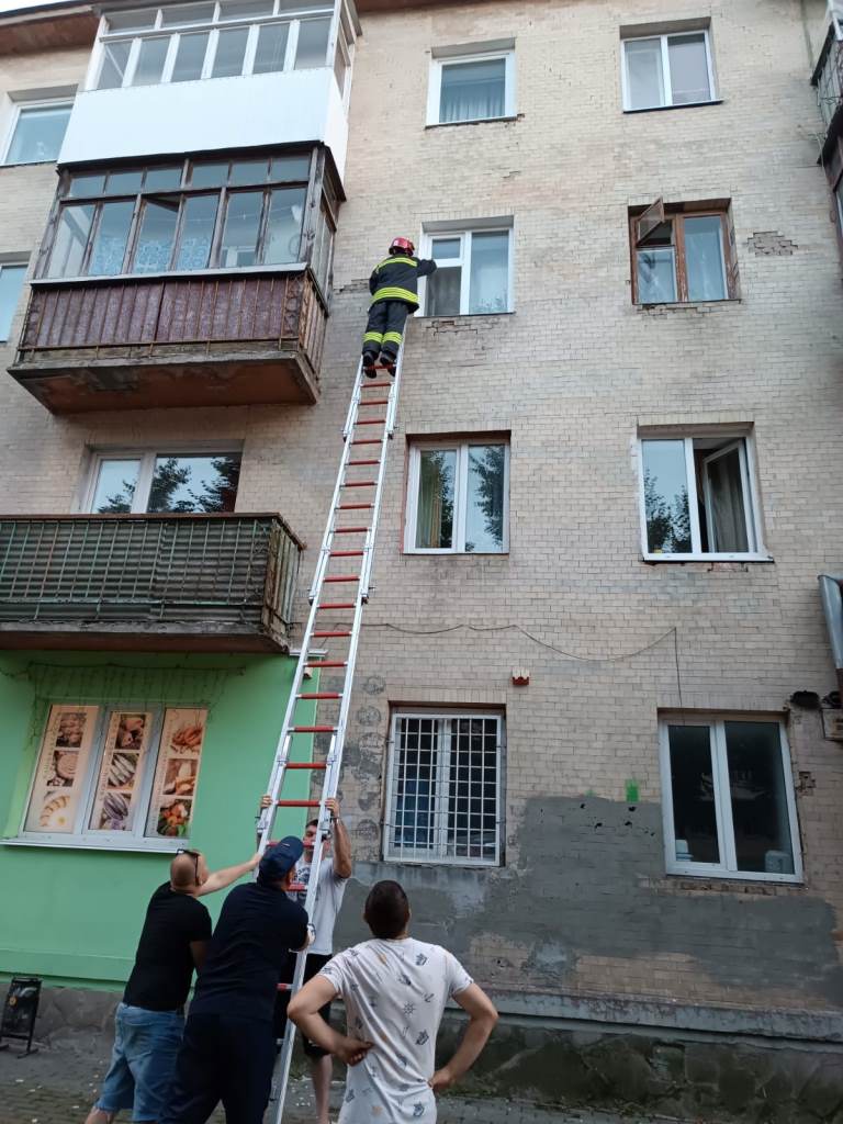 У центрі Луцька рятувальники допомогли медикам потрапити у квартиру до хворого чоловіка