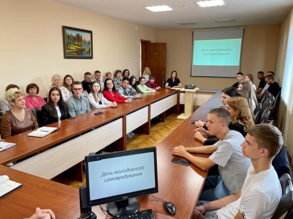 День молодіжного самоврядування: ліцеїсти та студенти попрацювали у виконавчому комітеті Нововолинської міської ради