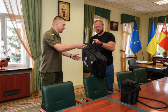 У Луцьку передали нацгвардійцям антидронову рушницю