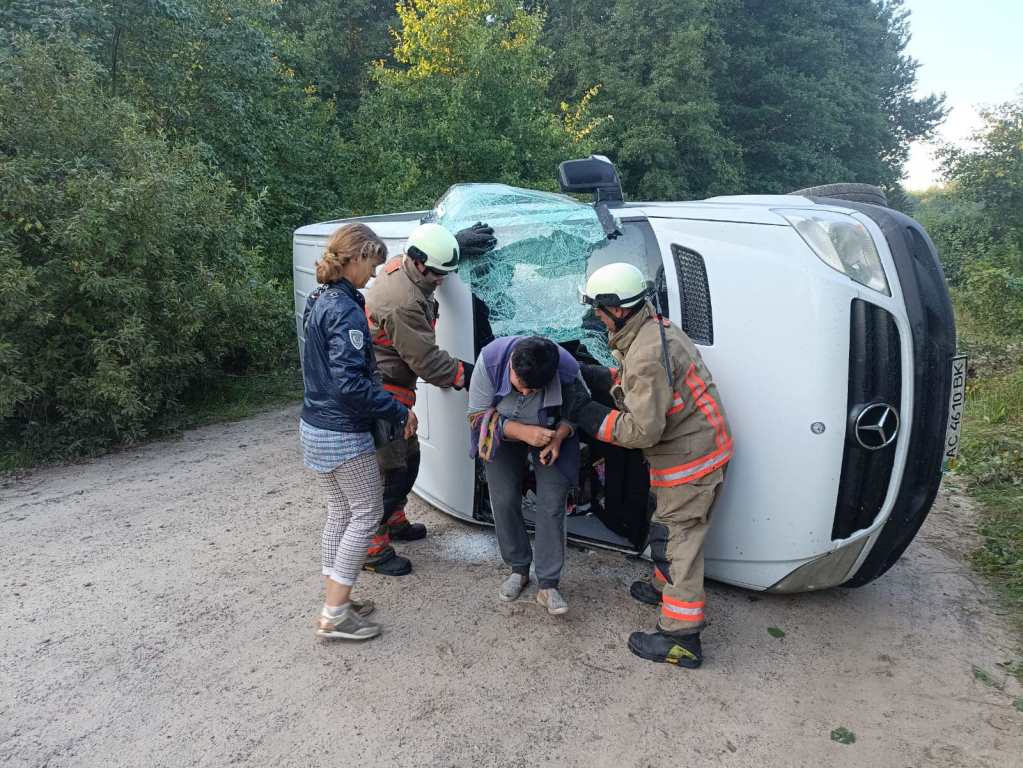 На Волині рятувальники визволили людину із пошкодженого у ДТП авто