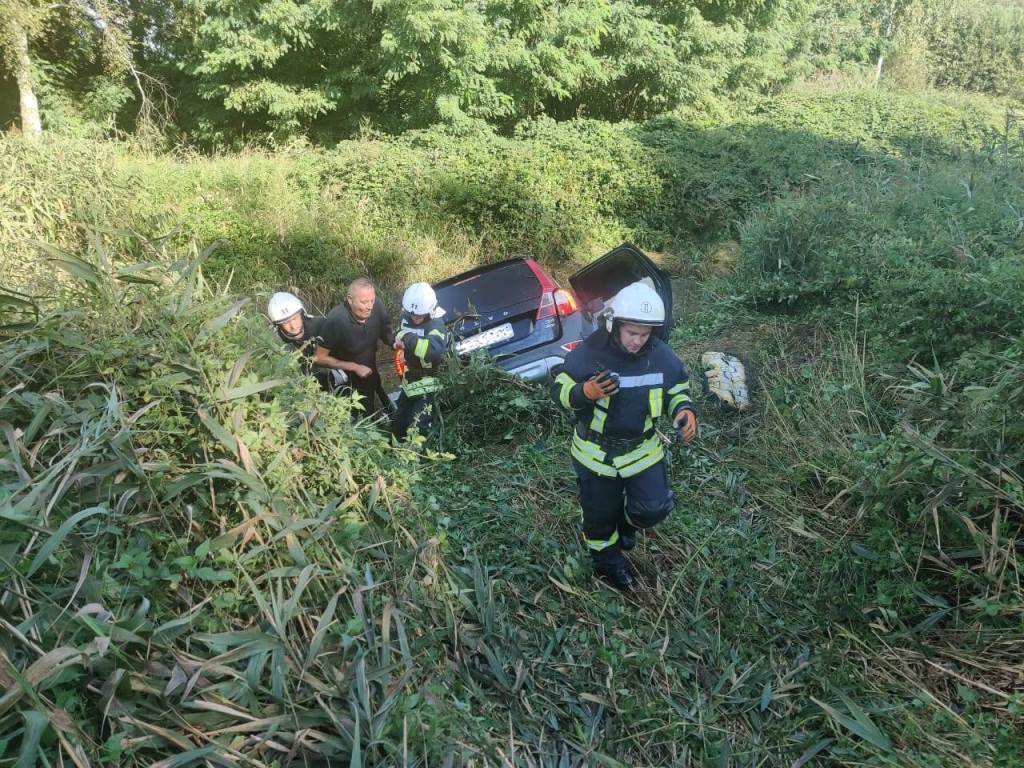 На Ковельщині рятувальники деблокували водія легковика, який потрапив у ДТП