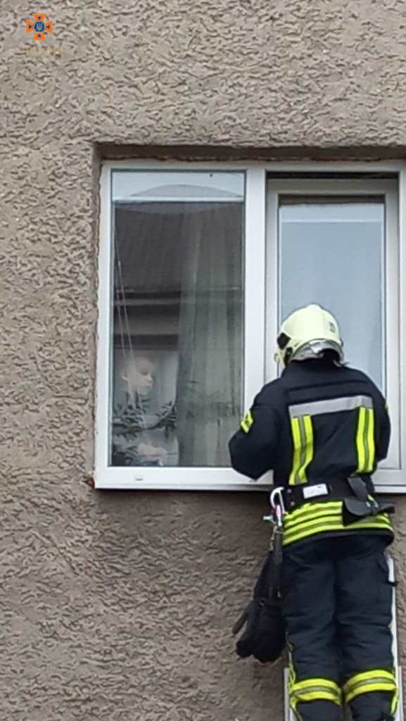 У Луцьку рятувальники відчинили двері квартири, де зачинилася маленька дитина