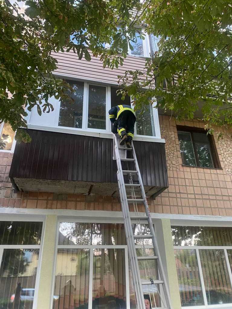 У Луцьку рятувальники відчинили двері зачиненої квартири, де перебували діти