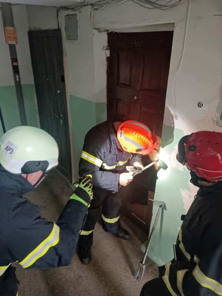 У Луцьку рятувальники надали допомогу жінці поважного віку, яка була зачинена у квартирі