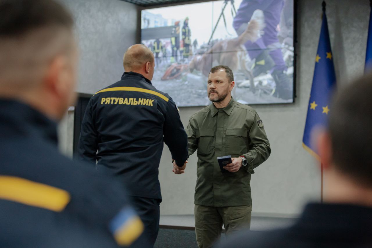 Міністр внутрішніх справ України вручив нагороди рятувальникам з Волині