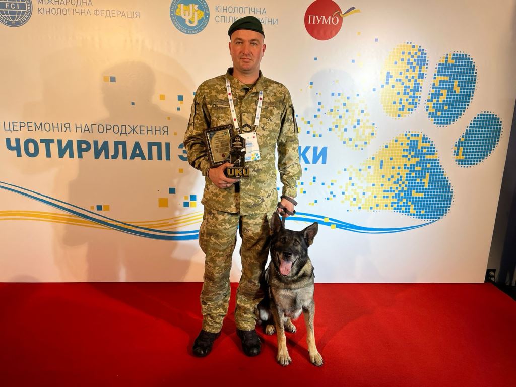 Службовий собака «Гуді» з волинським кінологом-прикордонником отримали почесну нагороду