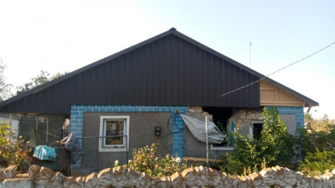 Волонтери-будівельники з Волині відновлюють фасади пошкоджених будинків у Благодатівці
