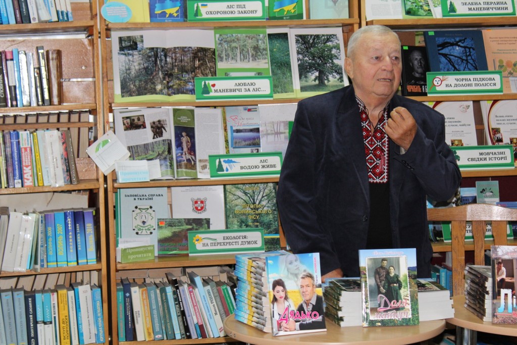 Заслужений журналіст України презентував книги у Маневичах