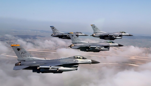 Українські пілоти в США наступного тижня почнуть опановувати F-16