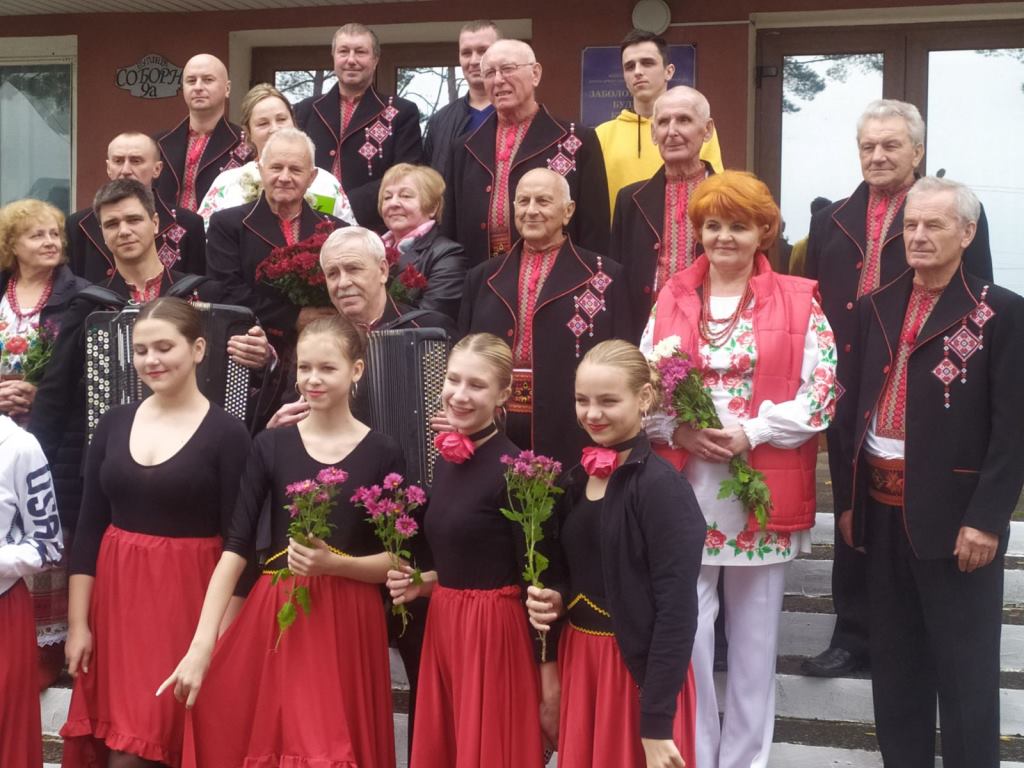 Мистецькі колективи з Маневиччини відвідали з благодійними концертами Рівненщину