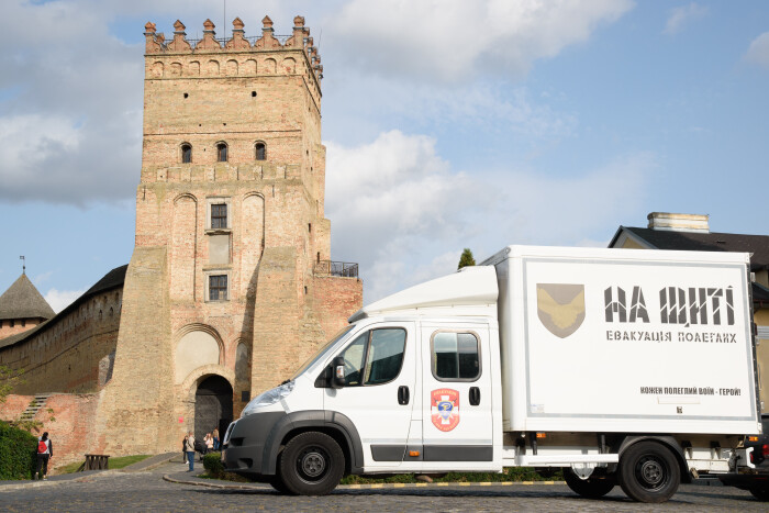Луцька міськрада передала спецавтомобіль для гуманітарної місії «На щиті»