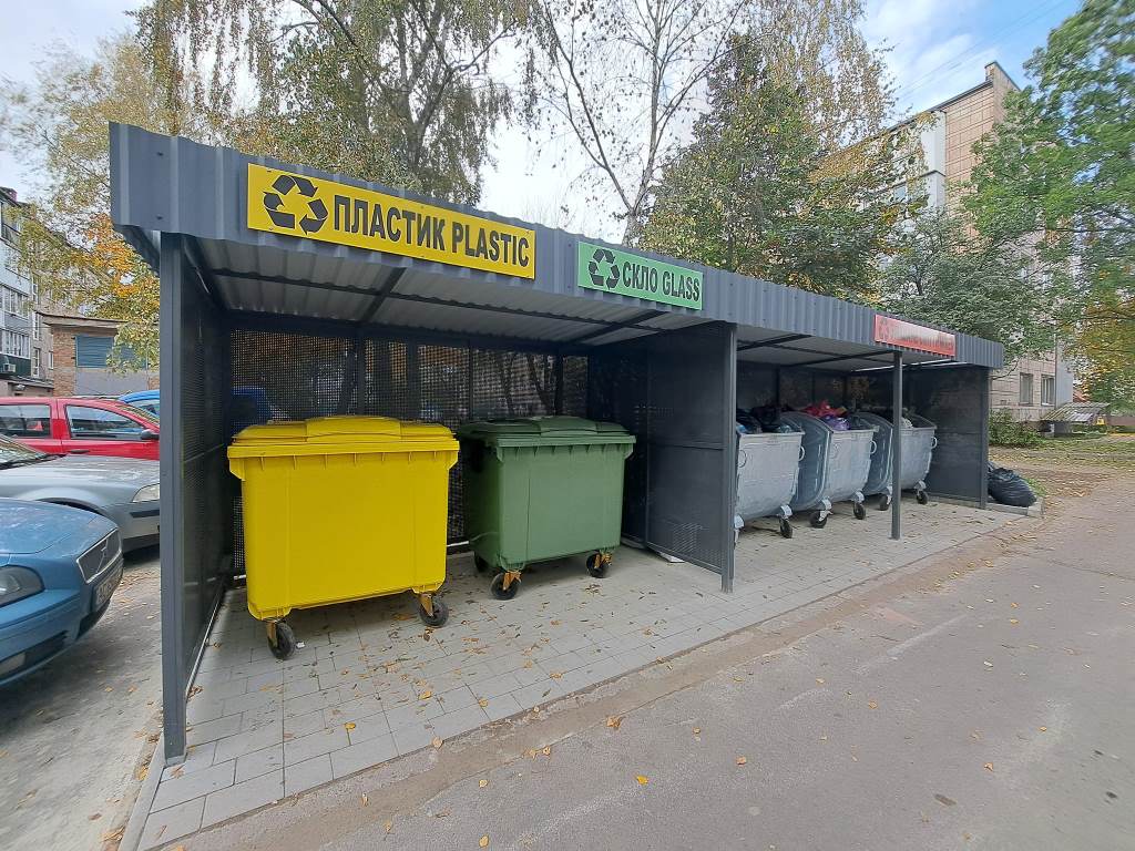 У Володимирі триває капітальний ремонт контейнерних майданчиків для сміття