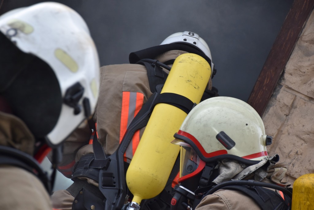 У Луцьку рятувальники тренувалися евакуації потерпілих із задимлених приміщень