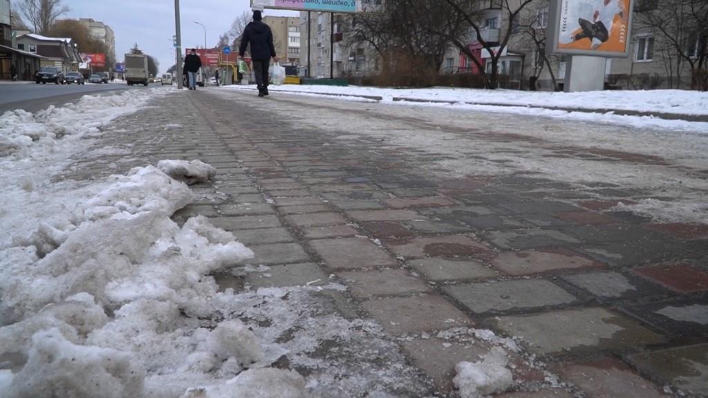 Жителів Володимирської громади просять прибирати прилеглі території та сходи від снігу