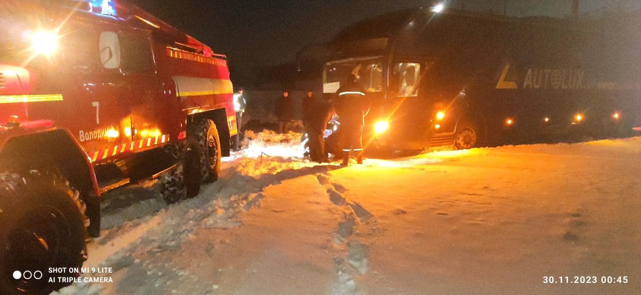 На трасі Устилуг–Луцьк у сніговому заметі застряг рейсовий автобус