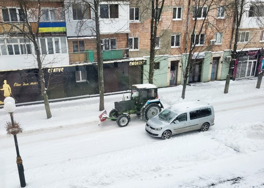 У Ковелі на дорогах і тротуарах працює снігоочисна техніка