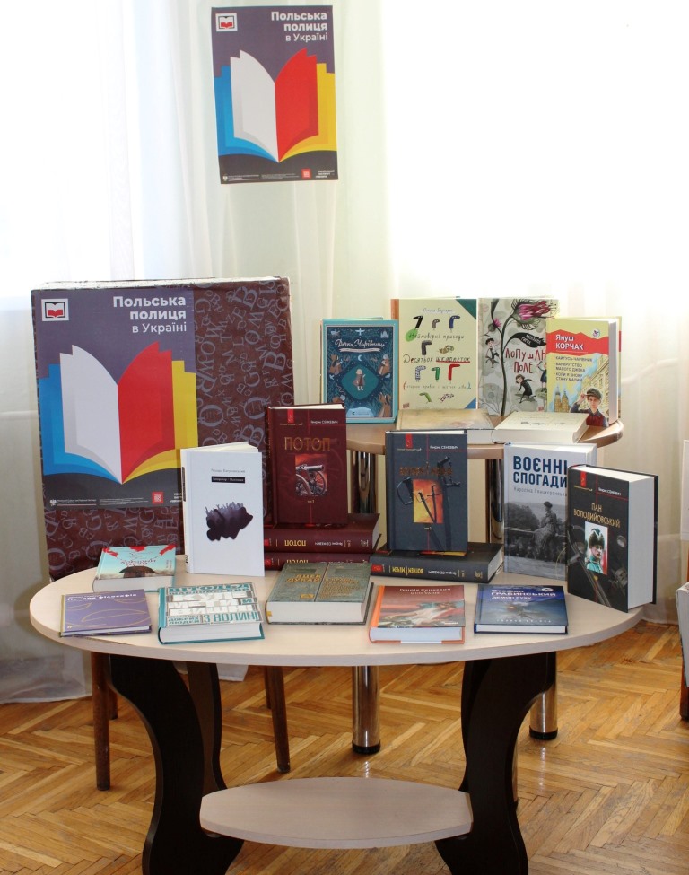 «Польська полиця в Україні»: Маневицька публічна бібліотека отримала книги польських авторів