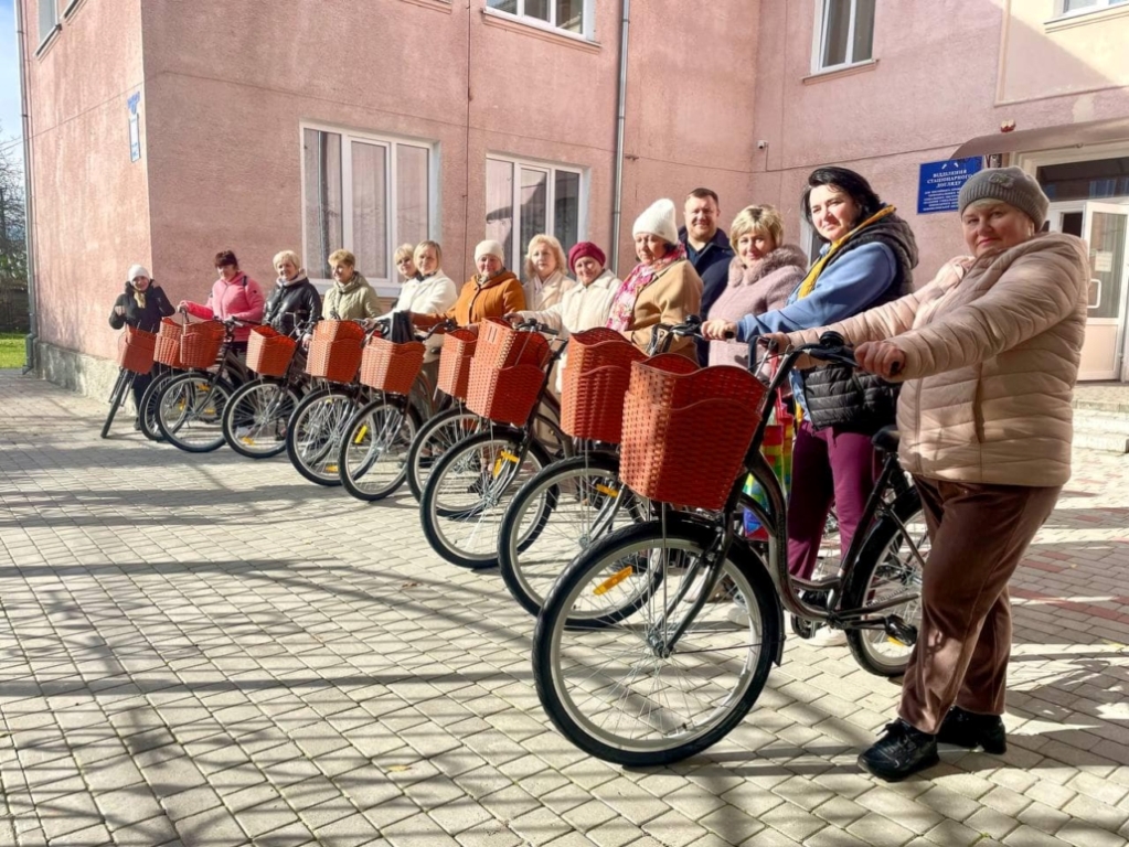 У Нововолинській громаді соціальні робітники отримали велосипеди