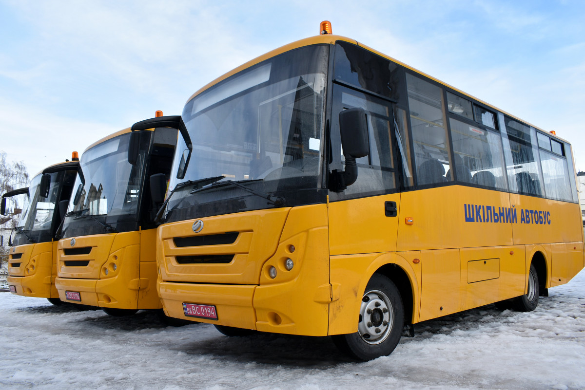 Громади Волині отримали ще три шкільні автобуси