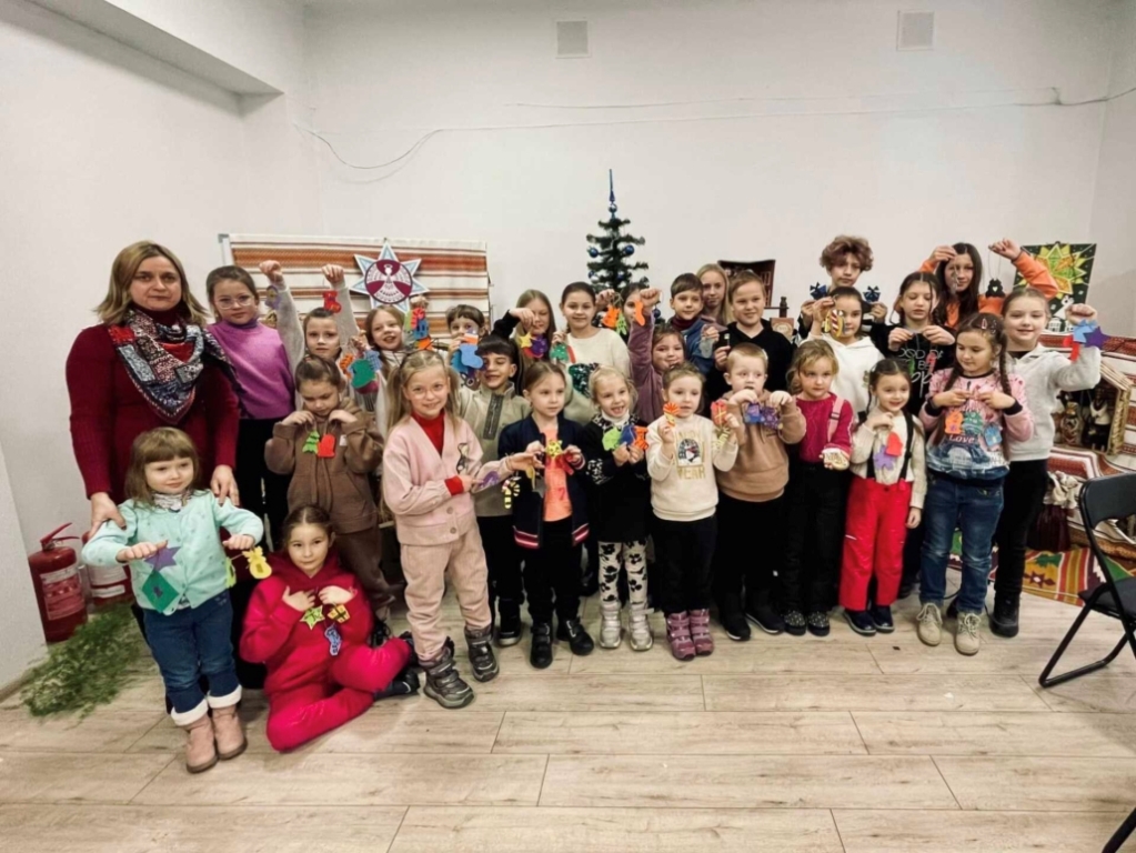 Майстер-класи та розваги для дітей: у міській бібліотеці Нововолинська провели марафон «Різдвяні зустрічі»