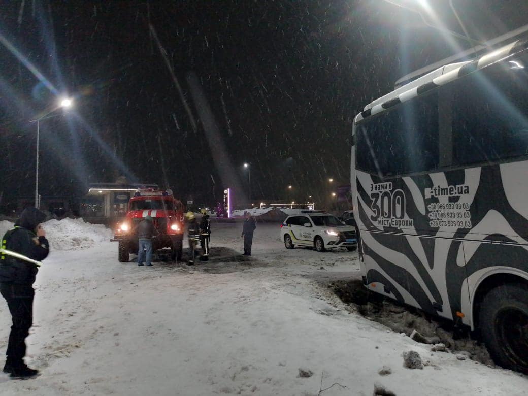 На Волині у снігу застряг автобус міжнародного сполучення
