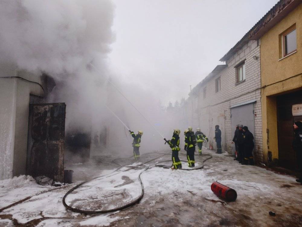 У Луцьку рятувальники ліквідували пожежу в приватному гаражі